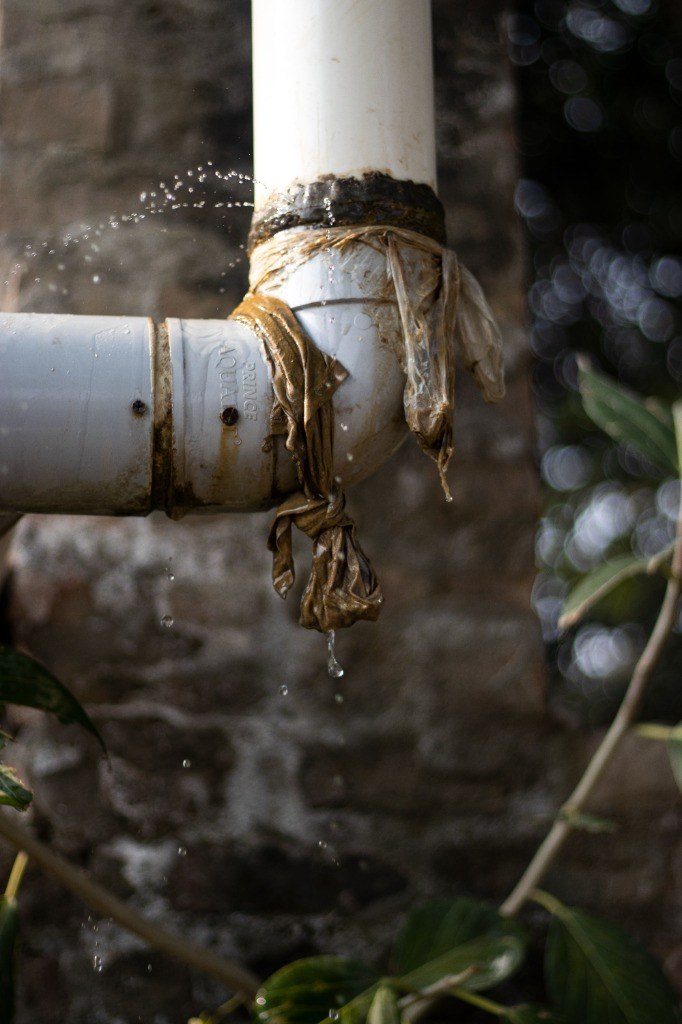 Tubería con reparación de fuga de agua