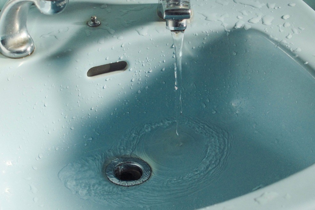 Grifo monomando de lavabo con agua corriente